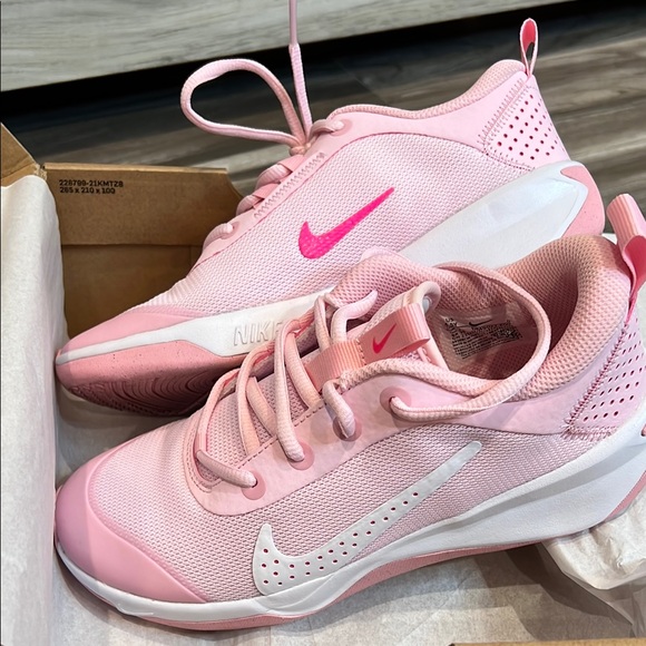 💓Nike Omni Multi-Court 4.5Y/ 6 Women's Pink Foam/ White Sneakers